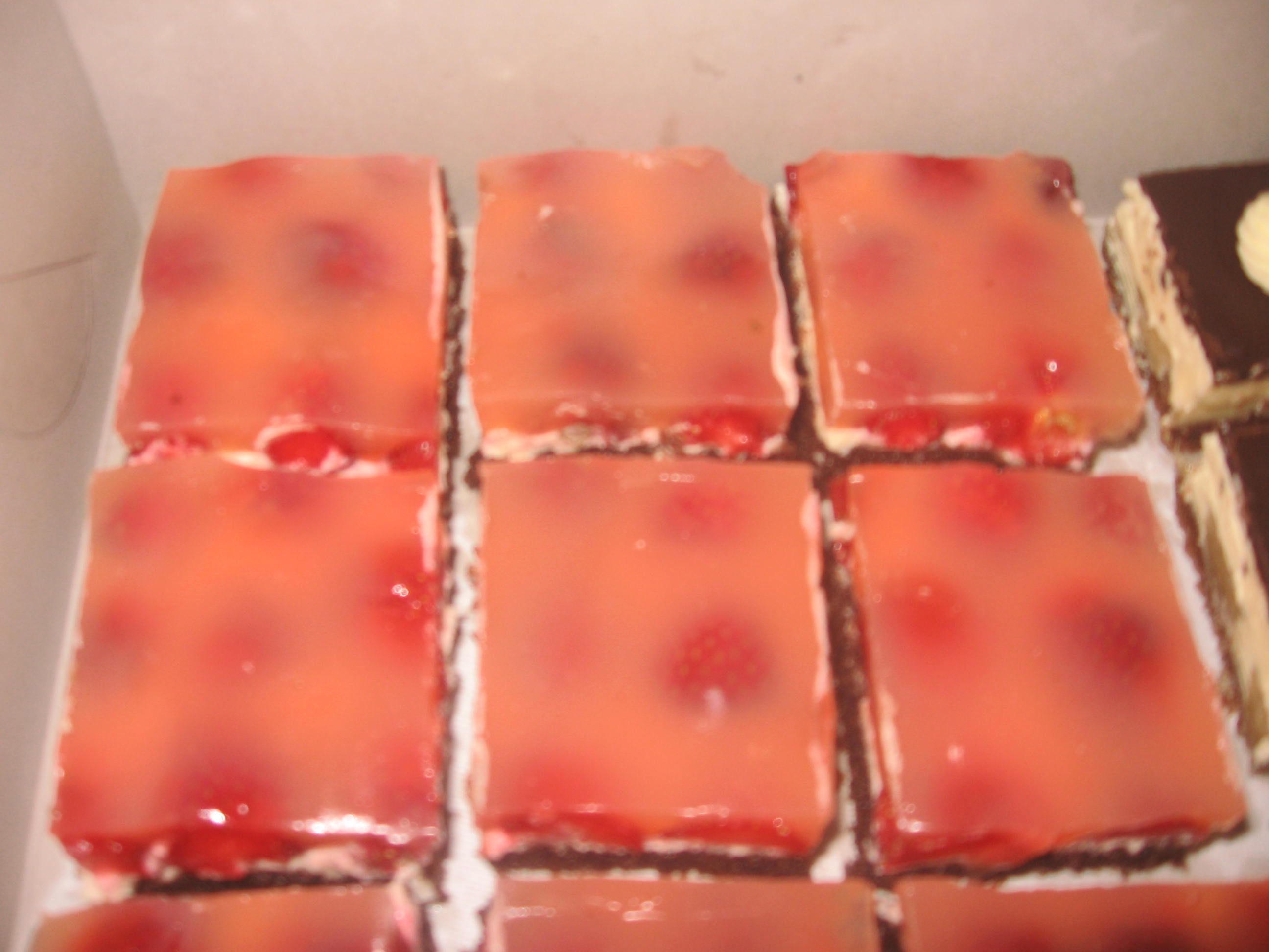 Tvarohové řezy s jahodami